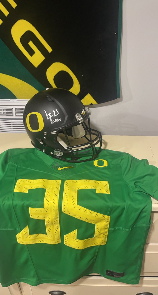 FightingDucks_3's tweet photo. Definitely what I thought about when I seen these! I wish it said “Fighting Ducks” across the chest like old times! Hands downs best unis in the game forever! #FightingDucks #ScoDucks https://t.co/NUxrPzLT6R