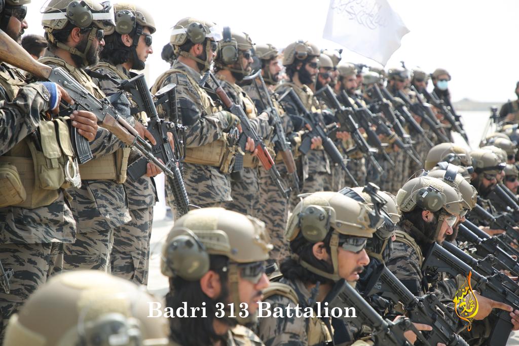 Badri313Unit1's tweet photo. جګړه نوره په بشپړ ډول پای ته رسیلې.
نور به زموږ تورې یوازې د داعشي فتنې پر وړاندې تیرې وي.
ځکه د اشغال تر خپسه لاندې دغې هیولی ته د افغانانو د وینو تویولو او له دې ملت څخه د امن اخیستلو په هدف د کرکې، نفرت، او تصنعي تکفیر نظریه، چې د تحمیق تر ټولو بدډول دی، تزریق شوې ده. https://t.co/90yTguNNBK