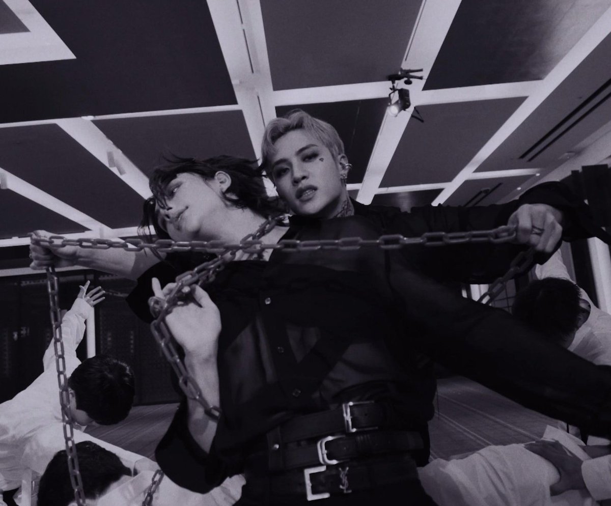 Хенджин stray kids мэниак. Stray kids black door. Хёджин stray kids. Stray kids новый клип. Стрей кидс как снимали клип.