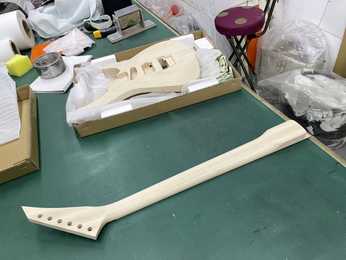 anubisakisan's tweet photo. 逗子にある炭丸さんまで、カーボンギターの打ち合わせに行ってきました。
完成はまだまだ先ですが、楽しみです。
#purple #combatguitars #30fret #紫 #パープル #コンバットギターズ #オーダーメイドギター #カスタムギター #協和技研 #ZWORK #purpleguitar #hieroglyph #sumimaru #carbonguitar https://t.co/CUTrFzjKoB