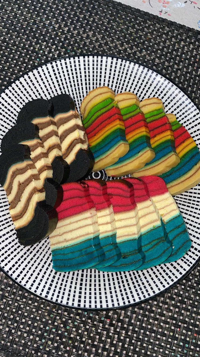 ceyaaaa_'s tweet photo. Hi semua, saya ada buat bisnes kecil-kecilan jual kek lapis sarawak dan kek tapak kuda. Kalau taknak beli takpe, retweet dan like pun dah memadai. Insyallah sedap, tak muak, lembut dan kurang manis semuanya 🤗 harga start dari rm15.50 🥰 link shopee saya kat replies bawah ya 👇🏻 https://t.co/U6hGzOuLU2