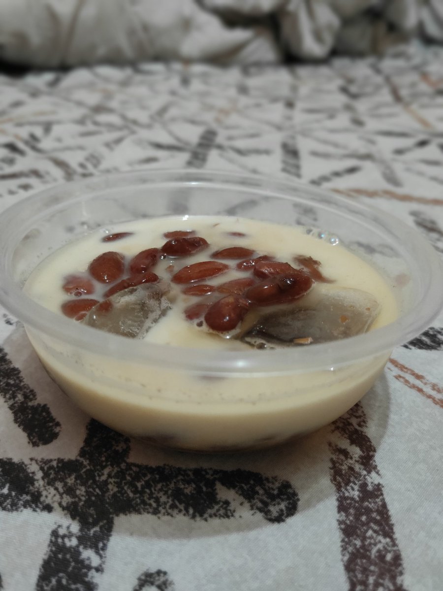 Es susu kacang merah made by me yg dihidangkan di atas kasur, siap disantap 😀