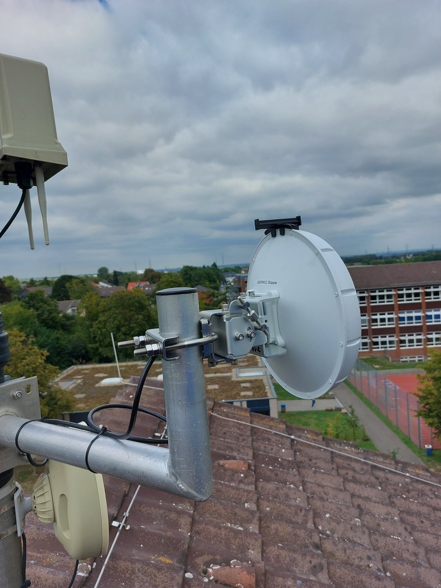 Frank_DD3JI's tweet photo. Gestern die 1150m #hamnet Linkstrecke zwischen #db0sys und #db0rkd in Betrieb genommen, 2,3GBit/s BGP Routing umgestellt, Fallback wieder auf 5GHz https://t.co/dE0TQiwtOm