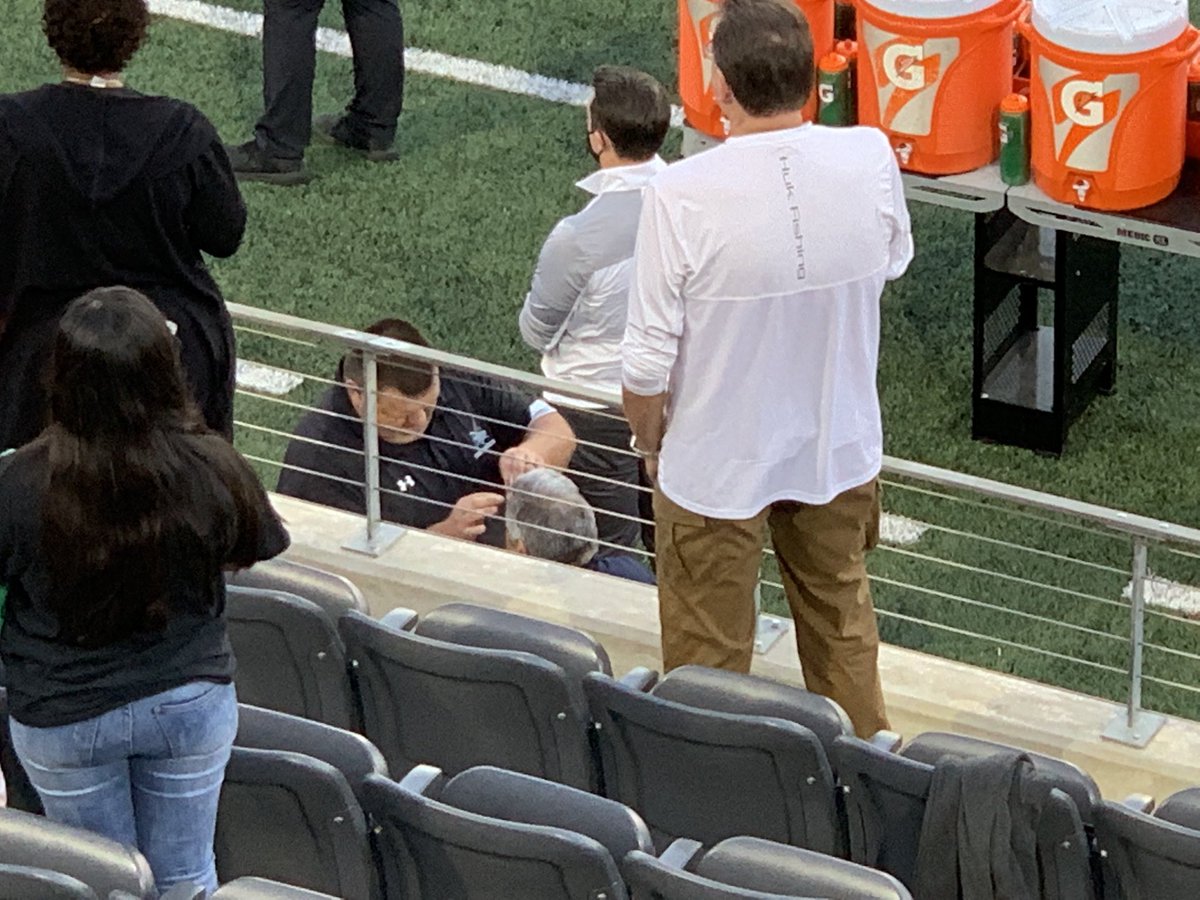 awesomesaucefun's tweet photo. @MMcManusPhoto @SCHS_SPORTSMED @hendrockography @All_Star_Images I happened to catch you getting “worked on”! https://t.co/1xbgwZNkc6