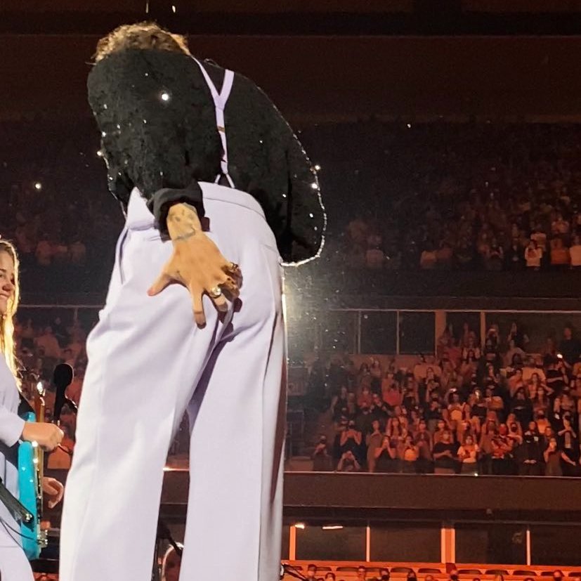 dailylarrybot28's tweet photo. Harry and Louis grabbing their 🍑 https://t.co/6FXUhwYmLd