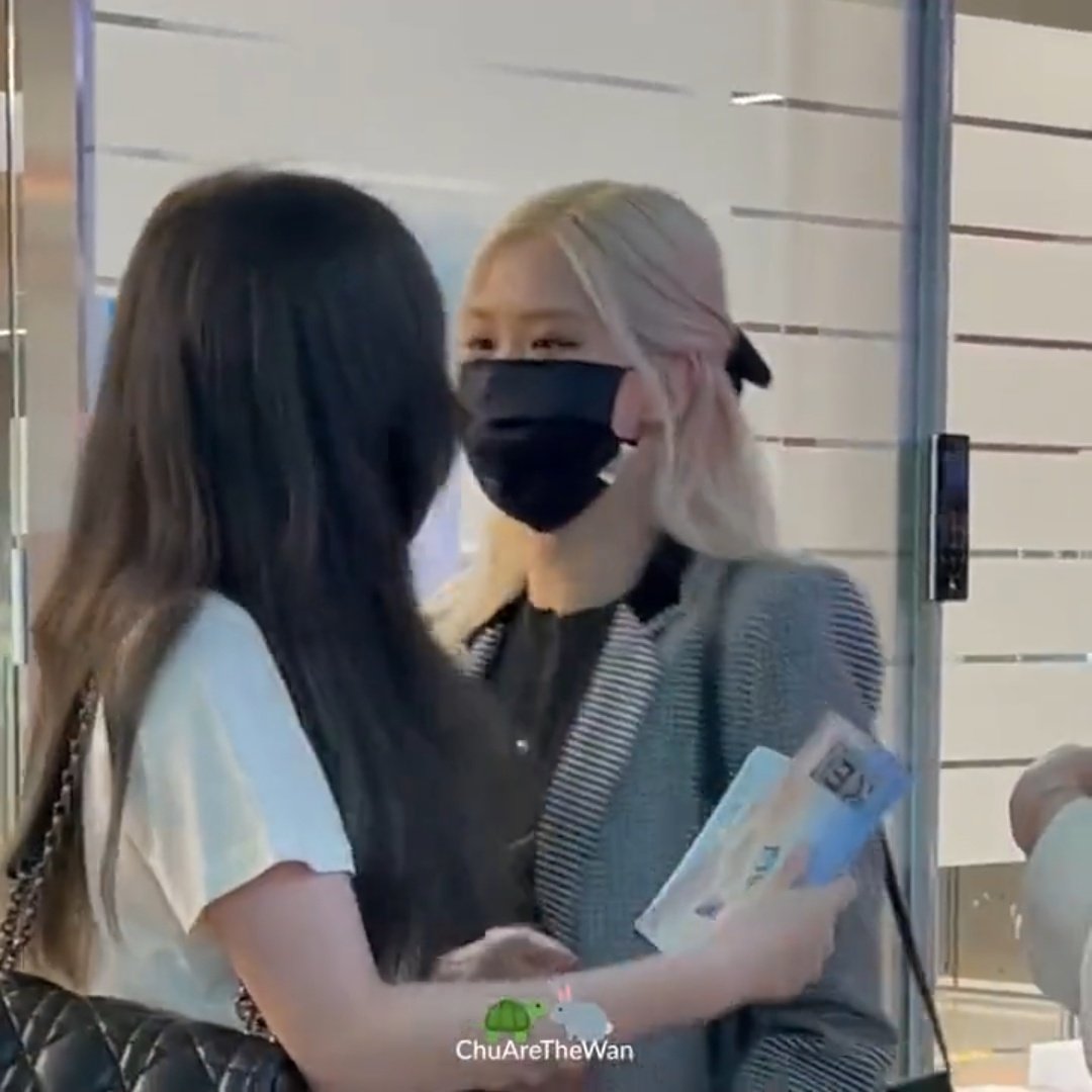โมเม้นพี่จีซูน้องแชงของสนามบินตอนที่เจอกัน น้องแชงจ๊ะเอ๋พิซูก็สายตาต่างคนต่างมองกัน อร๊ายยยยย กุเขินหนัก😳 น่ารักอะไรขนาดนี้
#chaesoo #JISOO #ROSÉ #BLACKPINK