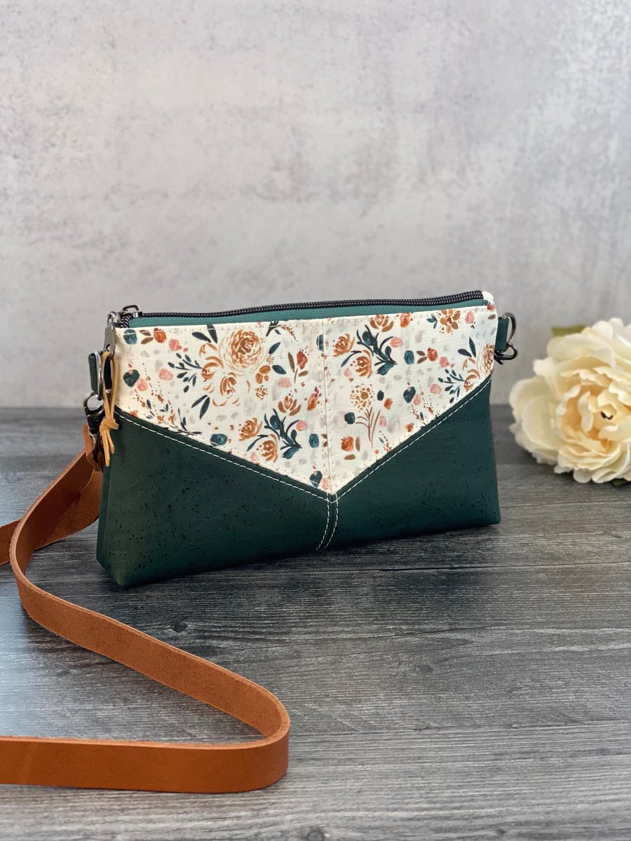 EverydayHb's tweet photo. Excited to share the latest addition to my #etsy shop: Harlequin Pouch in Watercolor Fall Floral and Emerald Green Cork Fabric with Leather Crossbody Strap https://t.co/MFF1Dsh5CW  #crossbodypurse #watercolorfloral #fallstyle #leatherstrap #corkfabric #emerald https://t.co/QCkKqXVn7i