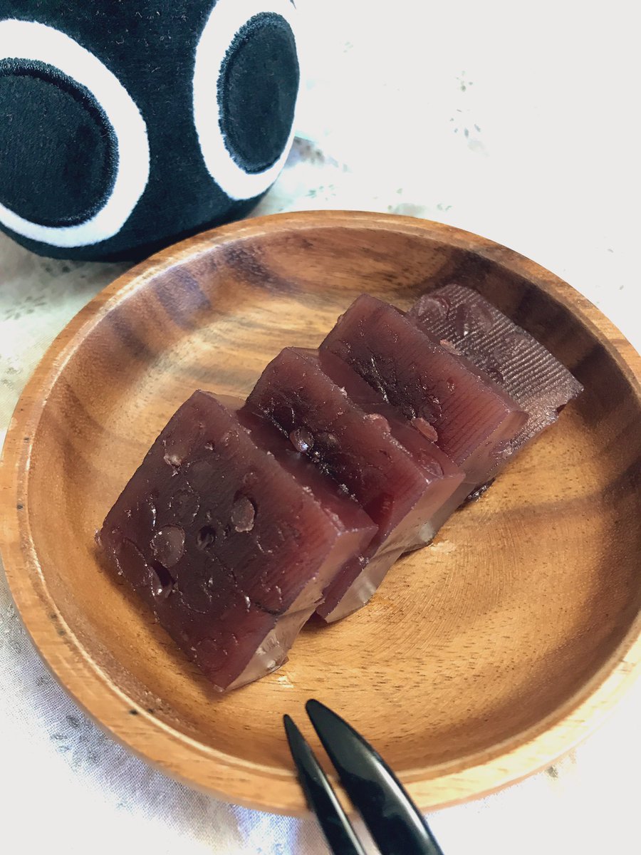 先週買った羊羹食べるの楽しみにしてたんですが美味しいねぇ嘿咻 餡子はどっちでも ショー太 黒猫邁進 青海bム25bのイラスト