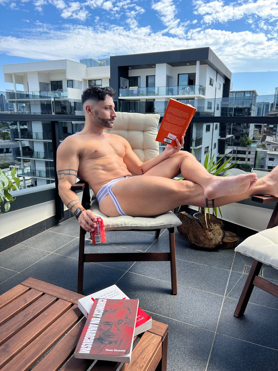 clcjr_'s tweet photo. Saturday vibes �� 📚🦶🍺 https://t.co/6E09sL3Z0K