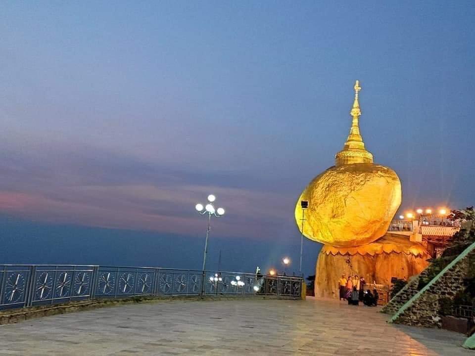 Haruonchill's tweet photo. Nearly 100 Junta Terrorists have reinforced military presence at the top of Mt. Kyaikhtiyo in #Mon’s #Kyaikhto Tsp and nearby areas days ago and fired unprovoked gunshots nightly, growing concerns among residents. Deploying at sacred places is deplorable!
#WhatsHappeningInMyanmar https://t.co/yCZ8VwxbVu