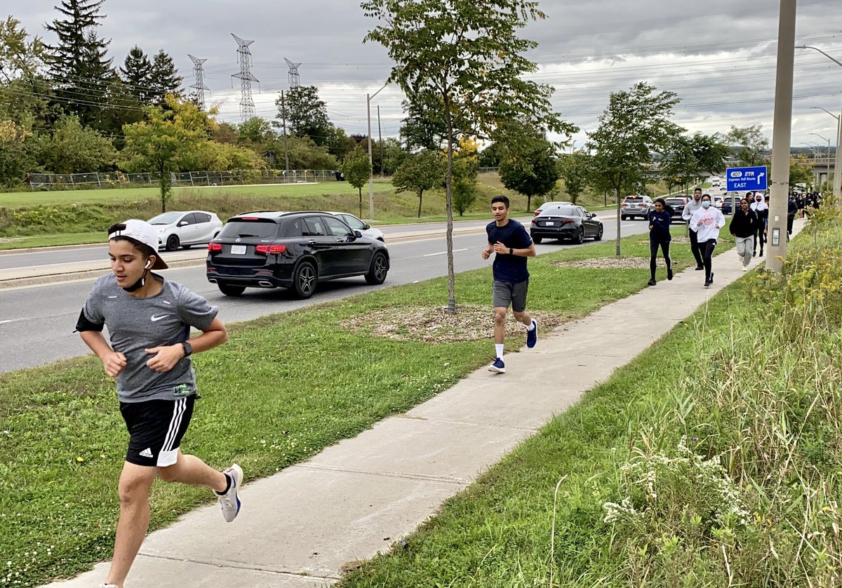 EducatorHoss's tweet photo. The energetic #FMMXC team closing out the week with a spirited run. @FMMtweets @FMMSAC https://t.co/QE0WEhrFLW