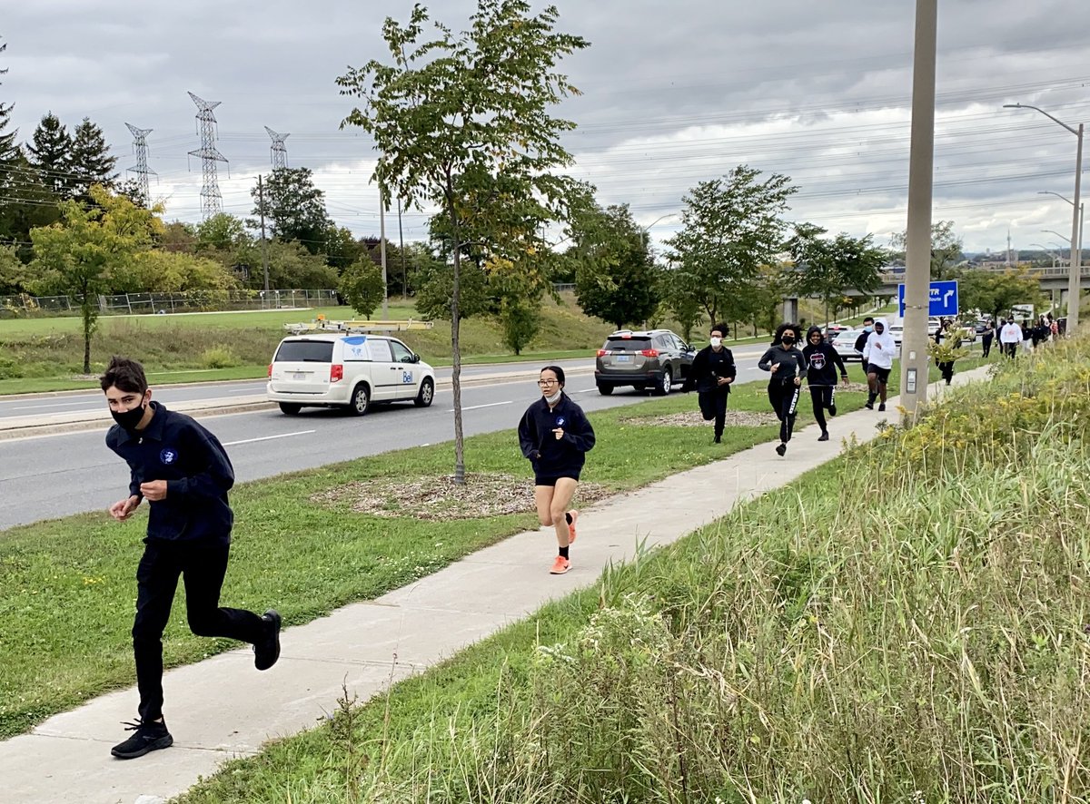 EducatorHoss's tweet photo. The energetic #FMMXC team closing out the week with a spirited run. @FMMtweets @FMMSAC https://t.co/QE0WEhrFLW