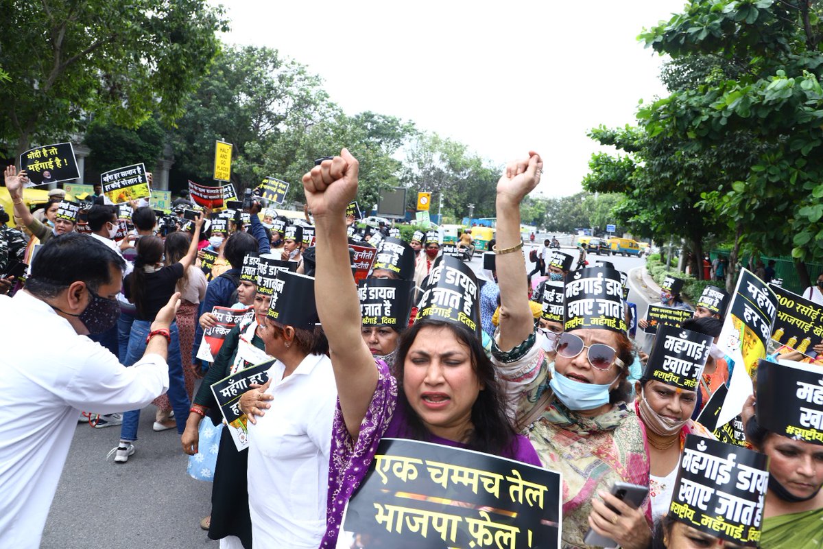 farhat_shakeel's tweet photo. Wonderful demonstration against price rise, unemployment and atrocities by All India Mahila Congress👍👍
#unemployment
#pricehikerejected
#modihaitofailurehai
@RahulGandhi
@drshamamohd @MahilaCongress
@INCBihar @dnetta
@AmitaBhushan1
@SujataIndia1st
@kukk44 https://t.co/16tCxQDOh8