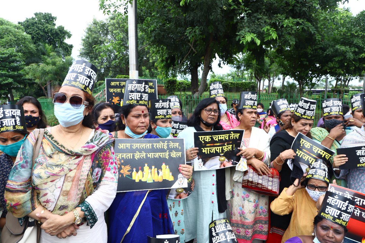farhat_shakeel's tweet photo. Wonderful demonstration against price rise, unemployment and atrocities by All India Mahila Congress👍👍
#unemployment
#pricehikerejected
#modihaitofailurehai
@RahulGandhi
@drshamamohd @MahilaCongress
@INCBihar @dnetta
@AmitaBhushan1
@SujataIndia1st
@kukk44 https://t.co/16tCxQDOh8