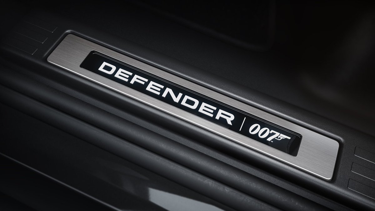 MoyakheSibulele's tweet photo. In celebration of the 25th installment of the James Bond franchise #NoTimeToDie @LandRover has created this, the Defender V8 Bond Edition. The british marque will make 300 units with only five scheduled for SA.
https://t.co/4R5sIej903
#landroverdefender #BondEdition https://t.co/PxVGjFvNlR