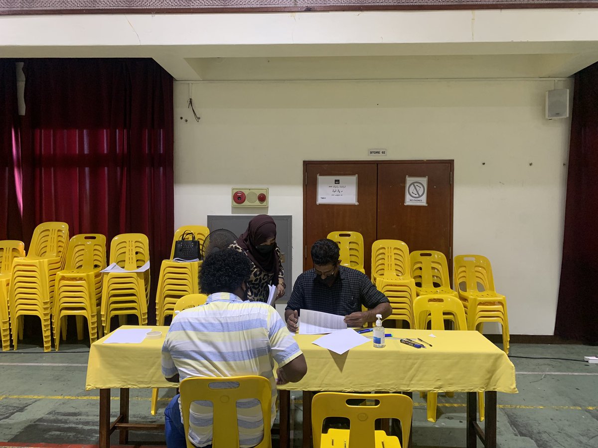 HaathimIbrahim's tweet photo. ދ.މީދޫ ދާއިރާ މާލެ ވޯޓްފޮށި ބެހެއްޓިފައިވަނީ ތާޖުއްދީން ސްކޫލްހޯލް އައި ޖީ އެމް އެޗް ގޯޅި ގޭޓް ނަންބަރު 2 ގައި
ވޯޓްލުން މިހާރު ކުރިޔަށްދަނީ
#MDPGM https://t.co/wKuUm9TON8