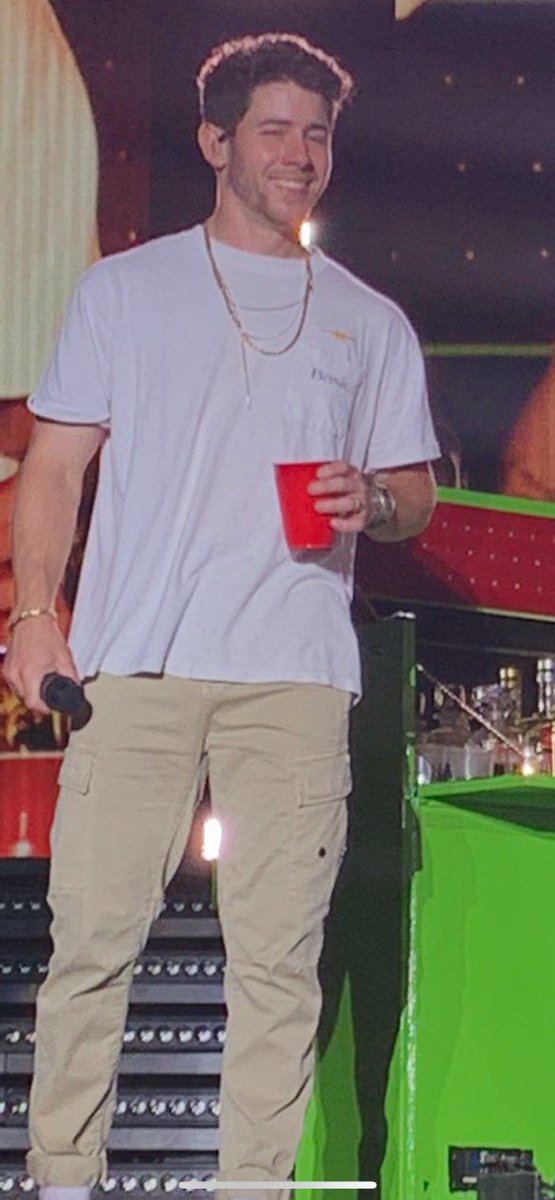 KLDenar0's tweet photo. Tell me Nick Jonas isn’t giving off Staten Island boy energy going to kettle black on a Saturday night with this fit https://t.co/kBfzTWCm1u