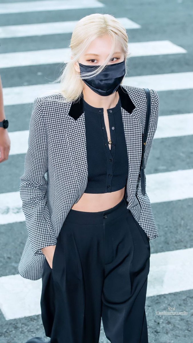 Jisoo cantik banget pliss outfitnya swag ples kece abisss😭 suka banget outfitnya disini😭❤️ Rosé juga parah cantik banget❤️❤️ have a safe flight kalian😭❤️❤️

 JISOO AIRPORT GODDESS

#ROSÉ #JISOO