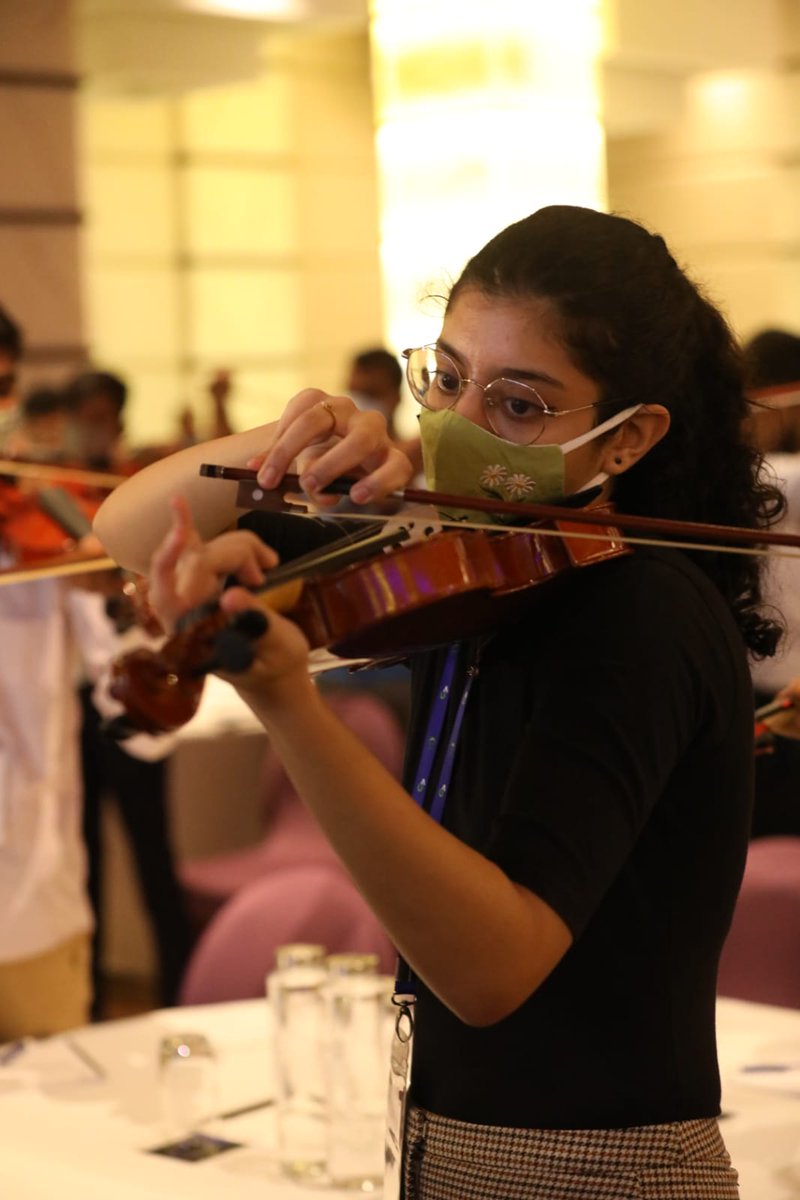 atriauniversity's tweet photo. Joel Rozario, the founder of BITE, teaches the students to play the violin in less than an hour! Yes, he's doing that! , Watch the Violin Concerto now - https://t.co/Km4aFwhKCj
#beyonderconvergence #AtriaUniversity #AUaccelerate #learningtolearn #LiberalSciences #FoundingBatch https://t.co/MU3cQyAN7m