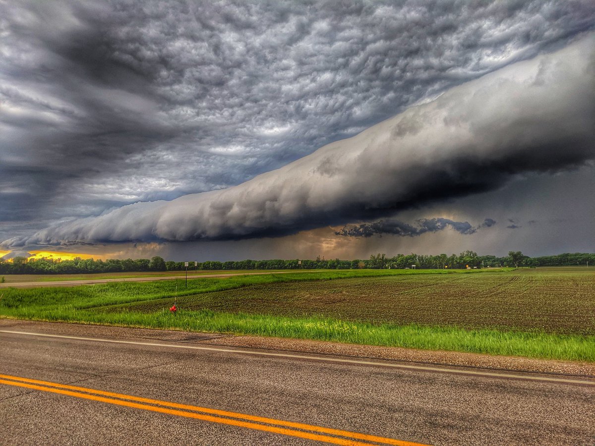RT @mark_tarello: WOW! Roll cloud seen in 2019 from St. Peter, Minnesota. Photo courtesy of Jordan Michael. #MNwx https://t.co/xSAjcEgfi3