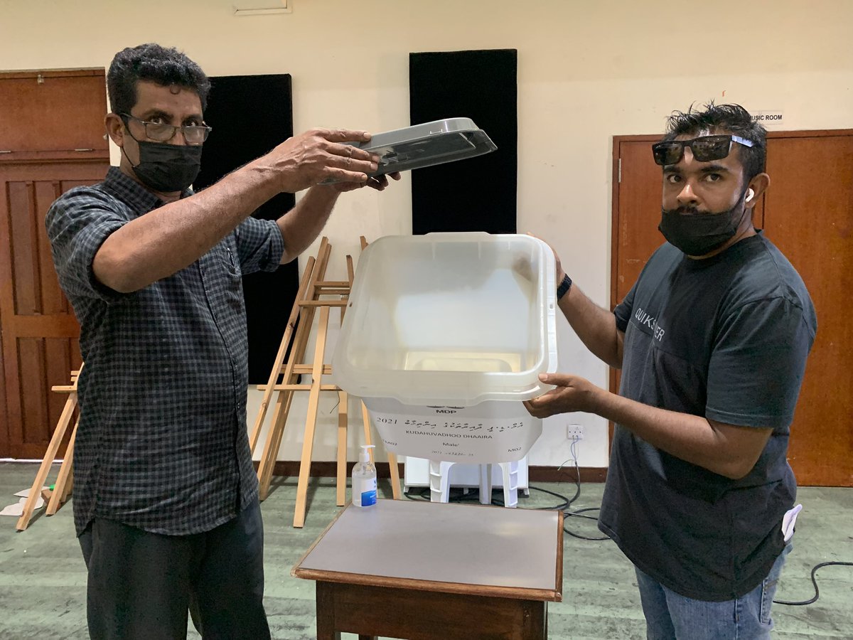 HaathimIbrahim's tweet photo. ކުޑަހުވަދޫ ދާއިރާގެ މާލޭގެ ފޮށްޓަށް ވޯޓްލުން ފެށުނީ 9:50 ގައި. ތާޖުއްދީން ސްކޫލް ހޯލް ގޭޓް ނަންބަރު 2
#MDPGM https://t.co/tEDXnfpACp