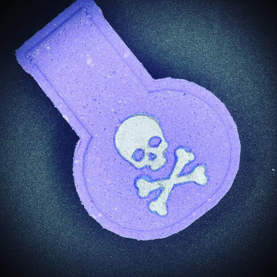 BathCamper's tweet photo. Painting today. I’m almost as poor a painter as I am a photographer. Haha! Anyway. These were fun to make and to paint. Gonna go test one right now! #happycamperbathbombs #homemadehandcrafts #poison #bathbomb #skull #purple #dark #halloweeniscoming #myfa… https://t.co/u6bajcesd1 https://t.co/DrgNpAqDT2