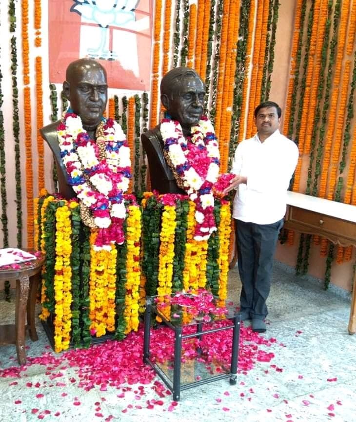 .<a href="/BJP4India/">BJP</a> के हम जैसे लाखों-करोड़ों कार्यकर्ताओं के प्रेरणास्रोत और भारत के लिए अपना जीवन समर्पित करने वाली महान विभूति 
#पंडित_दीनदयाल_उपाध्याय_जी के चरणों में श्रद्धासुमन अर्पित करता हूं !!
#Dindyalupadhyay 
<a href="/BJP4MP/">BJP Madhya Pradesh</a> <a href="/BJP4UP/">BJP Uttar Pradesh</a>