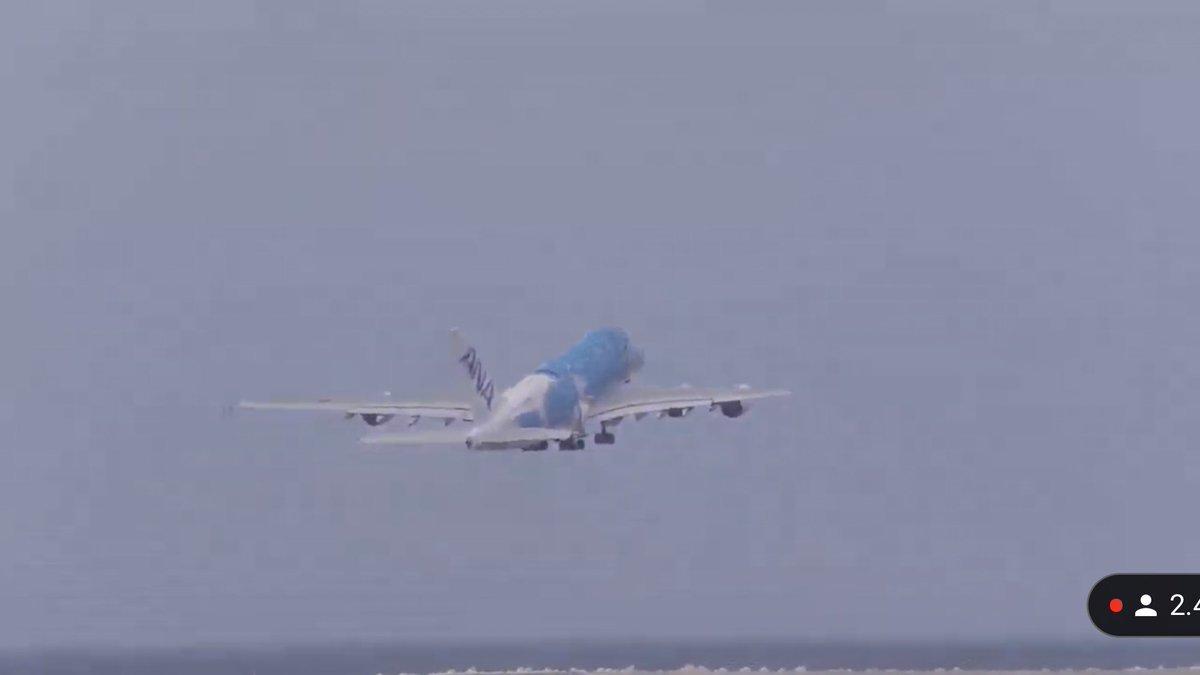 RonallChersan's tweet photo. ✈️ ที่ญี่ปุ่น ตอนนี้สายการบิน ANA นำเครื่องบิน A380 ลายเต่าทะเล มาบินเที่ยวบินพิเศษในประเทศ 

โดยขายตั๋วทำเป็น Package Staycation 2 คืนทั้งที่โอกินาว่า และซัปโปโระ

👏 มีคนไปรอดูกันจำนวนมาก และมีการถ่ายทอดผ่าน Youtube คนดูหลักพัน

ภาพ :Youtube RUNWAY FUN https://t.co/dAI1MNwf0N