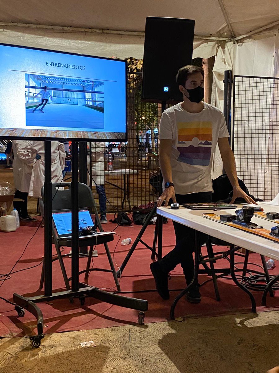 SkiingLab_iMUDS's tweet photo. Anoche estuvimos en la #NocheDeLosInvestigadores explicando el uso de sensores inerciales para evaluar el rendimiento de los esquiadores. 
@HumanLab_iMUDS @Fac_Deporte_UGR @CanalUGR https://t.co/NA8wnP8AN1