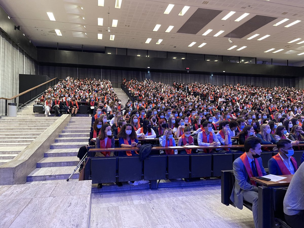 AssasUniversite's tweet photo. Félicitations à tous les diplômés de licence 2021 d’⁦@AssasParis2 mis à l’honneur ce matin dans le grand amphithéâtre du centre #Assas ! #LicenceAssas #GoAssas #up2pa ⁦@sbraconnier⁩ https://t.co/eE6ydnPSqq