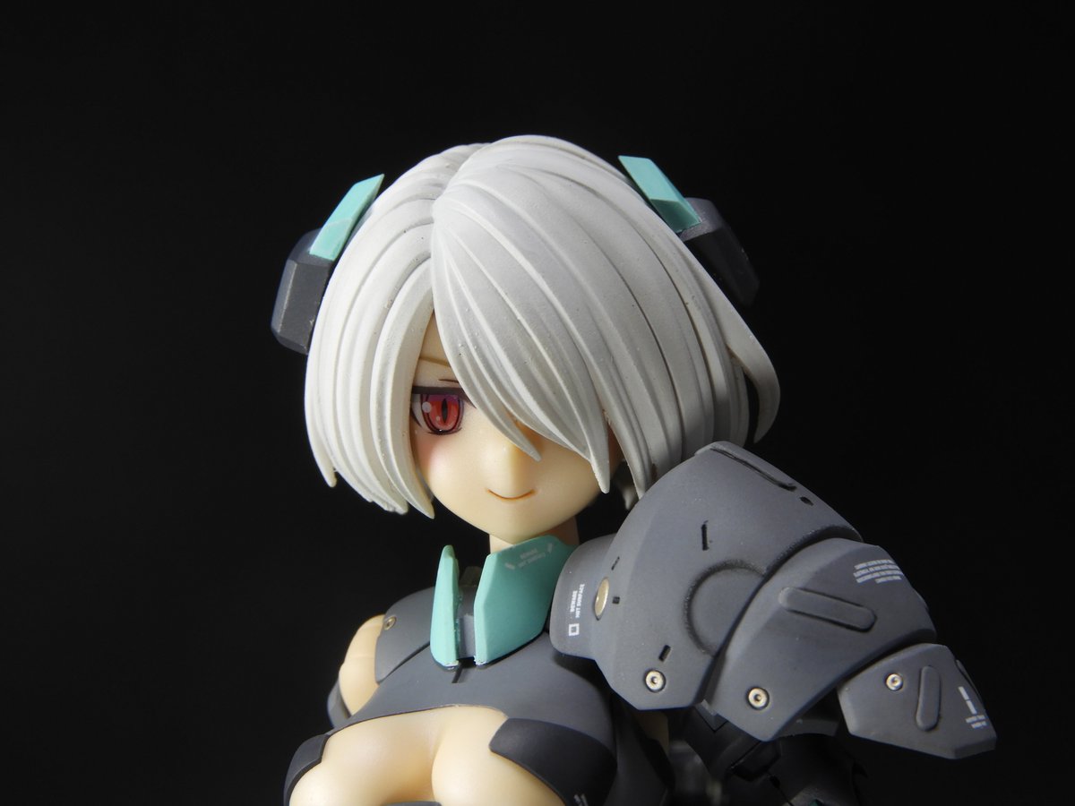 Running_medes's tweet photo. 髪は最早定番のKITFOX3D（@kitfox3d）様のガレージを使用させて頂きました。

表情は黒アーキテクトことAmazonアーキテクトから、タンポ印刷を剥がすのがもったいなかったので
瞳にマスキングしてパールコート、その後つや消ししてUVクリアで簡単に仕上げてます。 https://t.co/T7D8cJAdK5