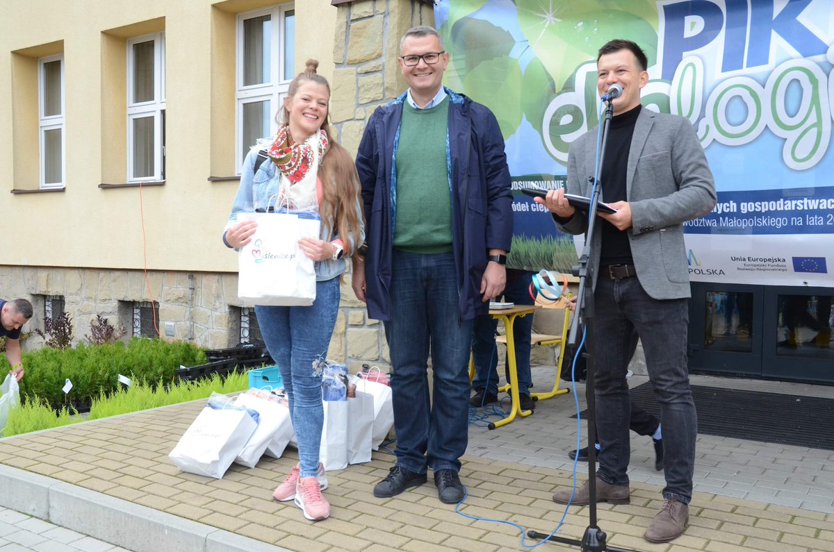 J_Szlachetka's tweet photo. Jeszcze tylko do godziny 1️⃣3️⃣ przy Szkole Podstawowej nr 2 w #Myślenice trwa piknik ekologiczny połączony z rożnymi akcjami społecznymi 💚🌳🪴♻️🔋👩🏻💻
Zapraszamy‼#EkoMY
#PracujemyDlaWas https://t.co/1Xo62EWnJ3