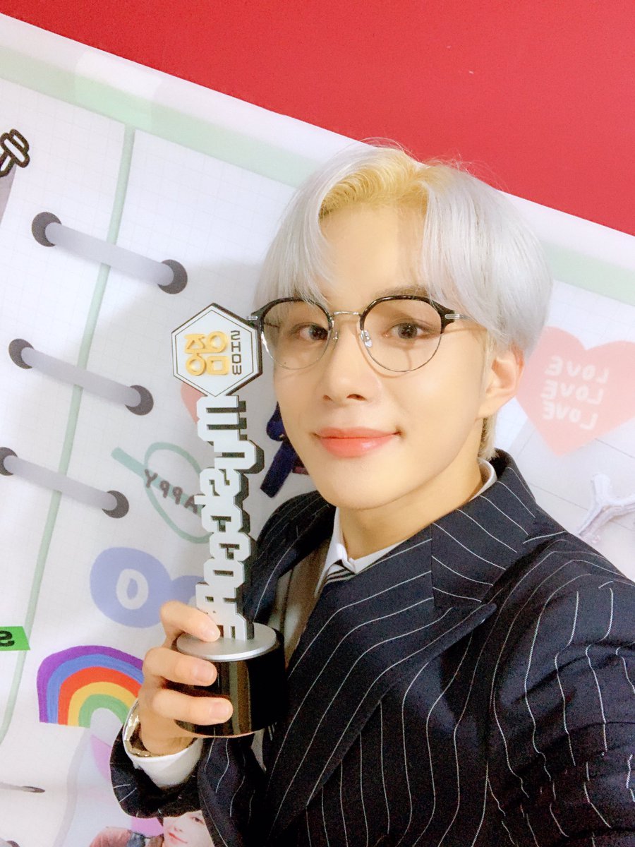 saiparn_osw's tweet photo. 🏆 เนื่องจาก Sticker ได้ถ้วยที่ 3 และจองอูเป็นคนมอบถ้วยให้ NCT127 🐶🎉✨

꒰ RT แจก ꒱
♡ แจกอัลบั้มเปล่า Sticky 1 อัลบั้ม (ออกค่าส่งเอง)
♡ สุ่มโดนฟลว.+50฿
♡ สุ่มโดนเมนจองอูบวกอีก 50฿

#Sticker3rdwin 
#NCT127_Sticker  #NCT127 
#NCT127Sticker_Accessed
#시즈니랑_붙어있자_STICKER https://t.co/c0aG1BeIZY