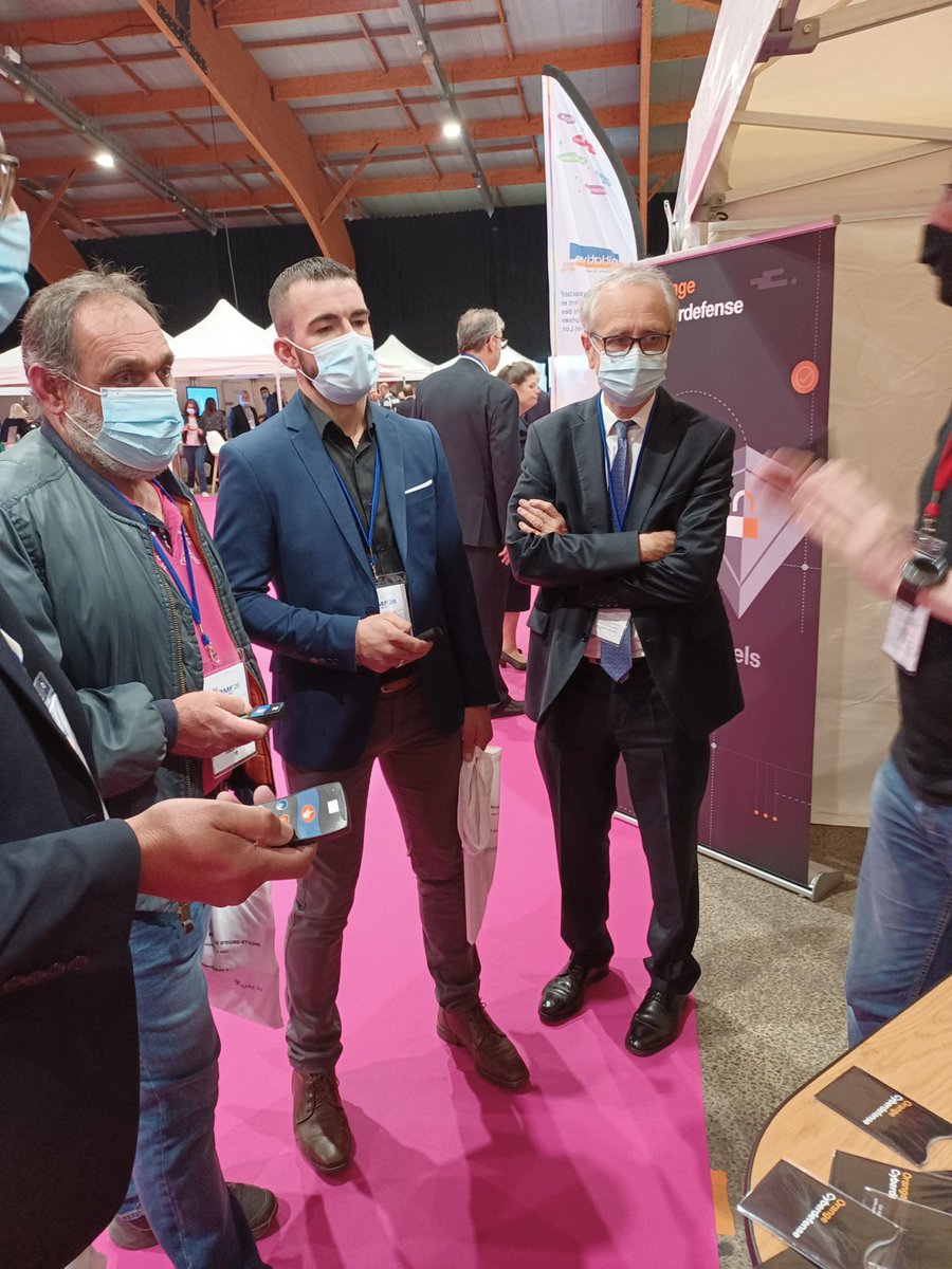 EtienneBordry's tweet photo. Orange present au congrès des maires d’Eure-et-Loir @AMF28admin démonstration des solutions d’@OrangeCyberFR et vif intérêt des élus sur le #securitygame @JacobsPierre @BenoitCollevil2 @OrangeCVL https://t.co/jZByWbLZGB