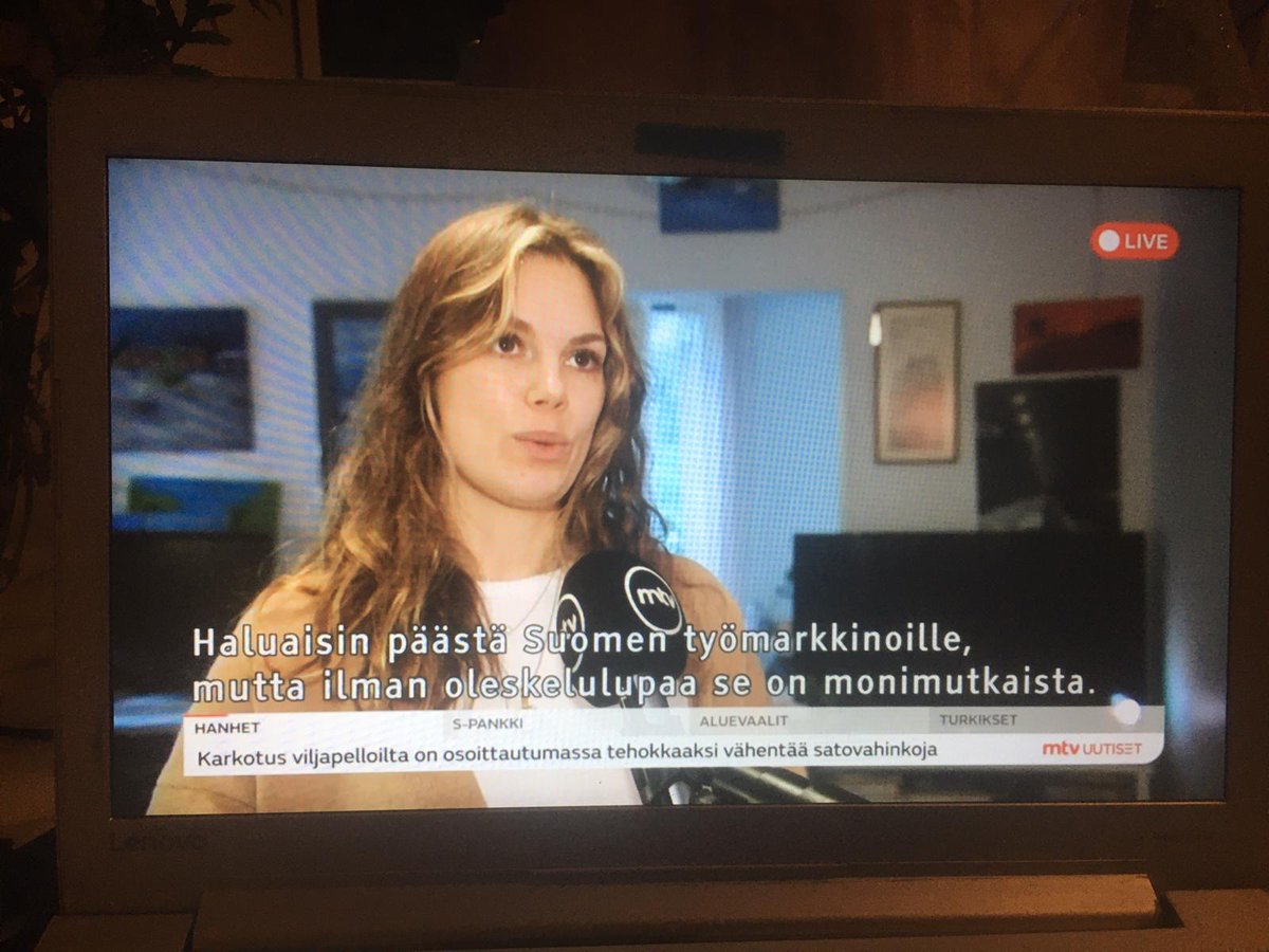 LauriKoponen's tweet photo. Ylpeä Anastasiasta! Tyttöystäväni antoi haastattelun @MTVUutiset oleskelulupaprosessin hitaudesta ja sen aiheuttamista huolista; töihin ei voi hakea ja terveydenhuolto uupuu. On syytä lisätä Migrin resursseja, jotta käsittelyajat nopeutuvat. Vuosi on liikaa. #suomi #maahanmuutto https://t.co/4qn2qzhGW8