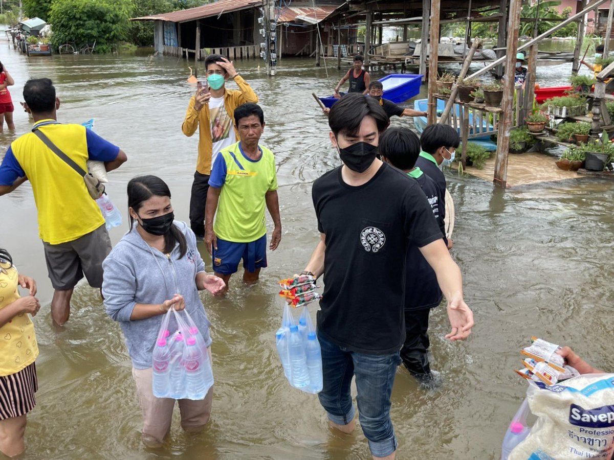 #น้ำท่วม บ้านรัฐมนตรีที่สุโขทัย แต่ฟิล์ม รัฐภูมิ มาไวกว่านายก ! 

ฟิล์ม รัฐภูมิ รองโฆษกพรรคไทยสร้างไทย (พรรคใหม่คุณหญิงสุดารัตน์) ลงพื้นที่ #น้ำท่วมสุโขทัย ช่วยประชาชน

มาไวกว่าประยุทธ์อีก ทั้งๆ ที่ท่วมในเขตบ้านรัฐมนตรีแท้ๆ สุดปังมากครับ

#อยู่เมืองนี้อย่ารู้เยอะ