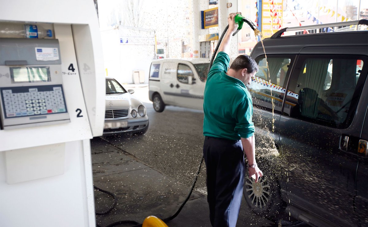 elmundotoday's tweet photo. Repsol despide a un empleado asturiano que escanciaba la gasolina a sus clientes: https://t.co/N8cECLwMMY https://t.co/bzvb4kaCtF