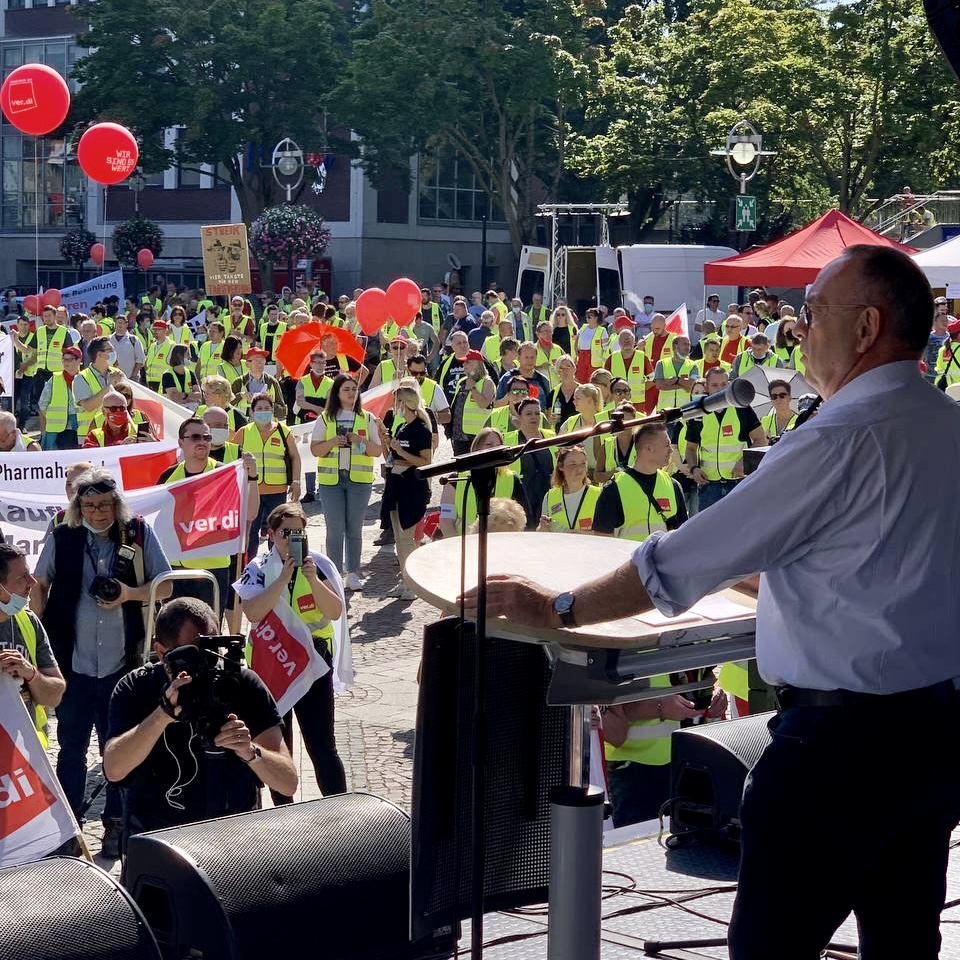 Noch 1 Tag &amp; 6 Std. bis die Wahllokale schließen. So lange könnt ihr euch noch für @olafscholz &amp; eine sozialdemokratische Politik entscheiden. Was das bedeutet? Wir sind immer im Gespräch mit den Gewerkschaften: Sie sind unsere engsten Verbündeten im Kampf um mehr Gerechtigkeit!
