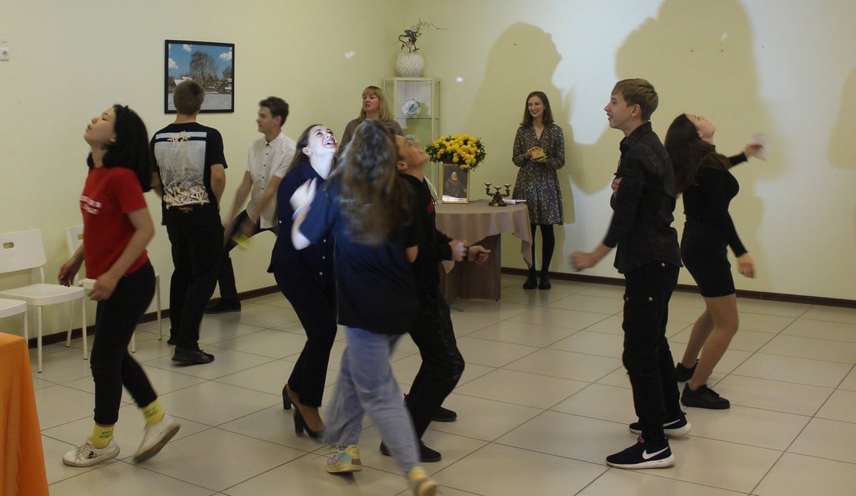 #Аксаков230 Предпоследним мероприятием на аксаковской неделе стал библио-бал "Чародей слова", на который мы пригласили старшеклассников из ГБОУ СОШ №3. Ведущие рассказали биографию С.Т.Аксакова, поведали о балах, устраиваемых во времена Аксакова.Самые активные получили призы.