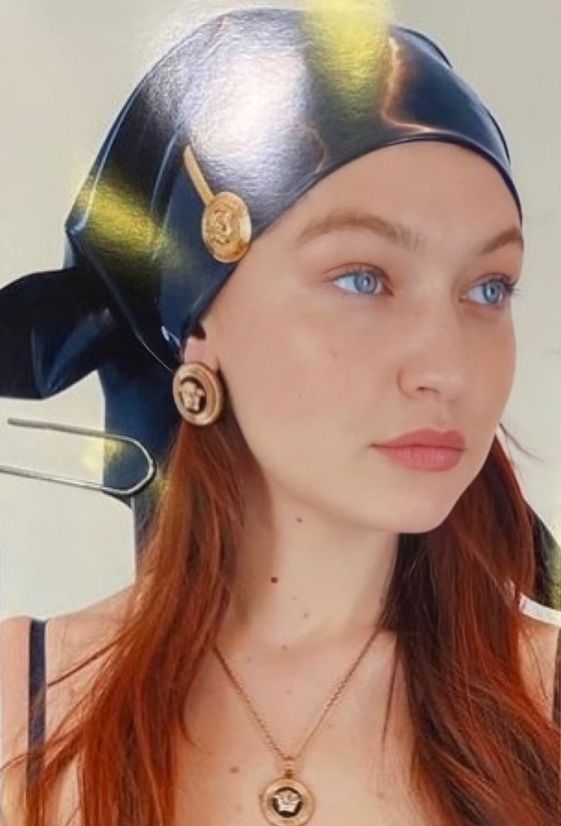 GigiHadidInfos's tweet photo. Headshot of Gigi Hadid for the Versace Spring Summer 2022 fashion show in Milan. https://t.co/qtWirVa21Z
