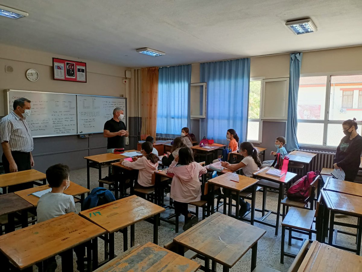 Torbalı İlçe Milli Eğitim Müdürü Cafer Tosun, Şube Müdürü Abdülrezak Kaldan ile birlikte Atatürk Anadolu Lisesi Ve Kazımpaşa Ortaokulu'nun hafta sonu destekleme yetiştirme kurslarını ziyaret etti.