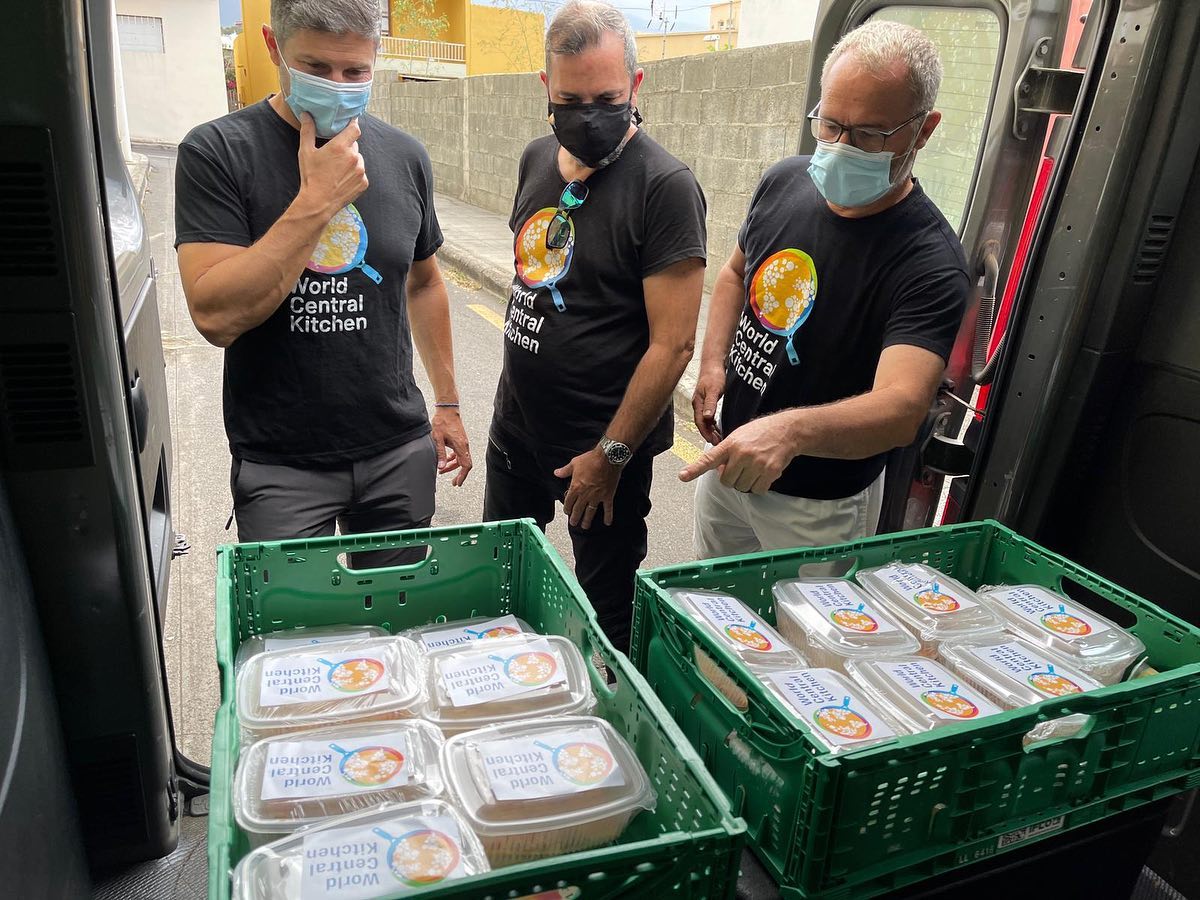 En AGAP seguimos colaborando en esta acción solidaria llevada por World Central Kitchen ONG del Chef José Andrés junto a SPAR La Palma y Serafín Romero; y todos los que estáis poniendo un granito de arena para de alguna forma hacer más amena toda esta situación.