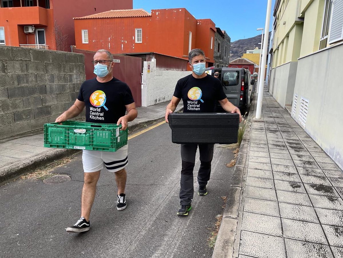 AGAPGastro's tweet photo. En AGAP seguimos colaborando en esta acción solidaria llevada por World Central Kitchen ONG del Chef José Andrés junto a SPAR La Palma y Serafín Romero; y todos los que estáis poniendo un granito de arena para de alguna forma hacer más amena toda esta situación. https://t.co/QzCVpZ9EVk