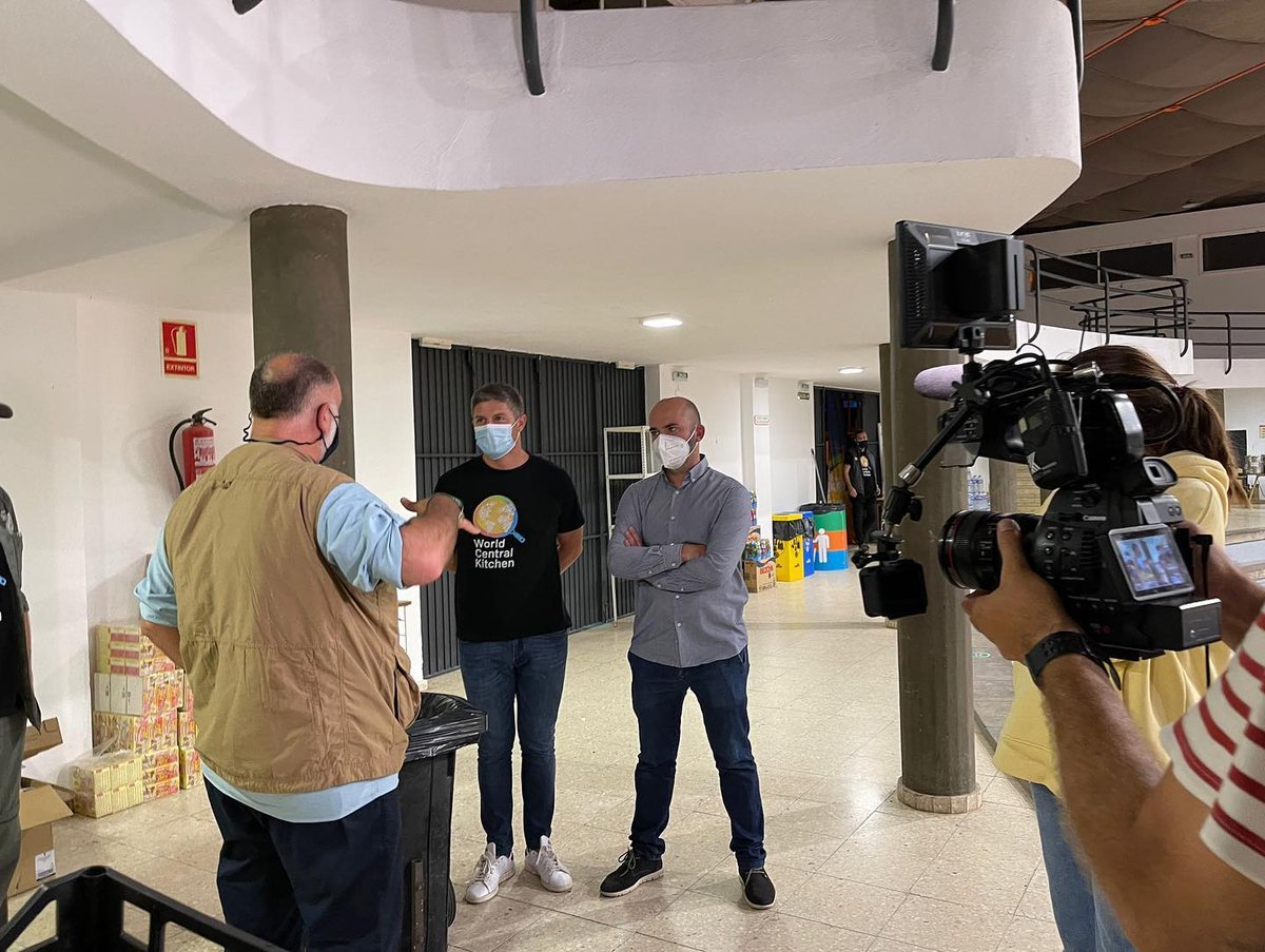 AGAPGastro's tweet photo. En AGAP seguimos colaborando en esta acción solidaria llevada por World Central Kitchen ONG del Chef José Andrés junto a SPAR La Palma y Serafín Romero; y todos los que estáis poniendo un granito de arena para de alguna forma hacer más amena toda esta situación. https://t.co/QzCVpZ9EVk