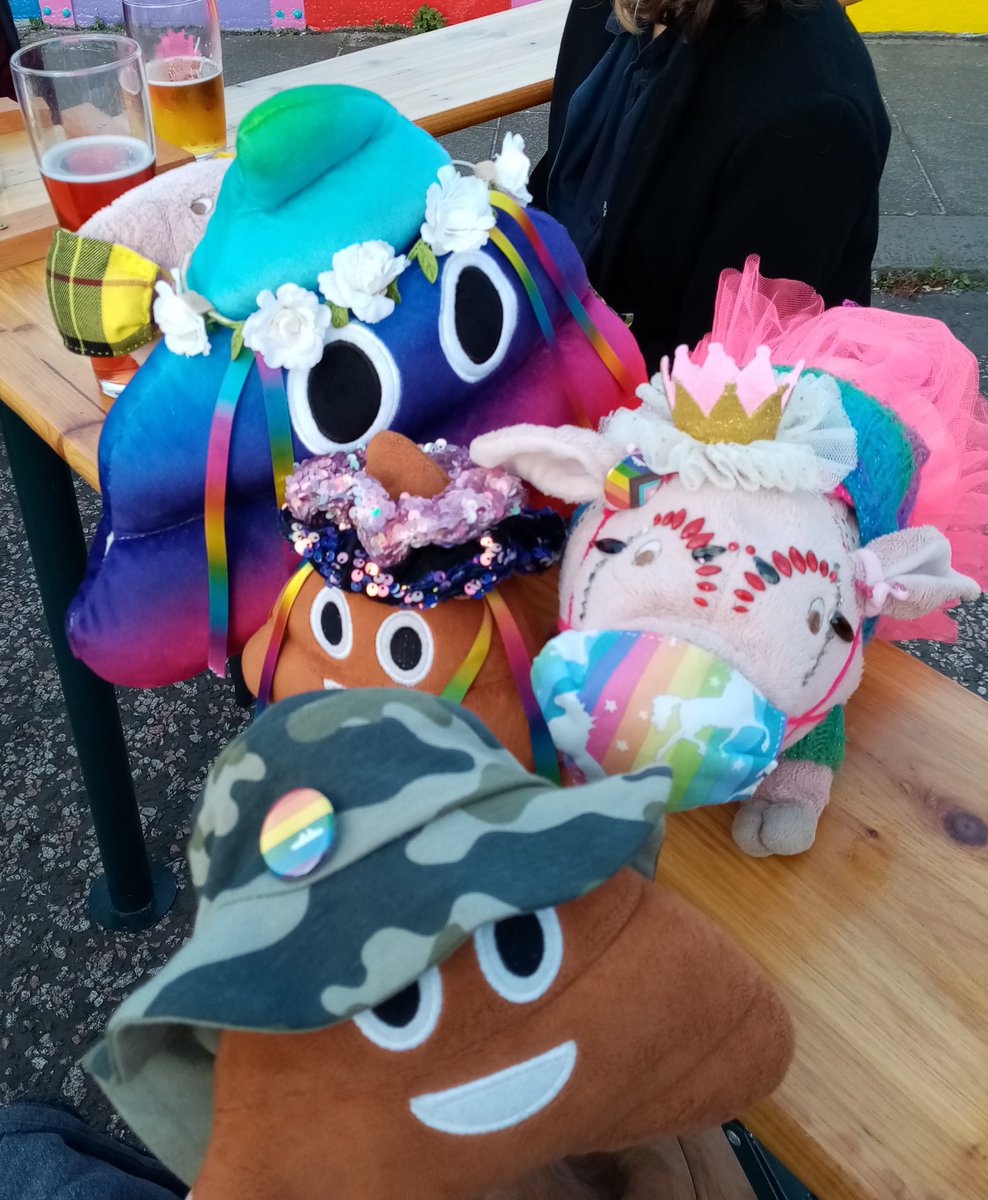 ShakyGhost's tweet photo. Spectacular fun at the @DreadnoughtPub #PrideBridge launch.
Big thanks to @RoisinTherese for organising a proper great shindig, and to @ains4brains and @donaeldunready for helping with wrangling that bloomin' balloon π https://t.co/8PU0rsox9c