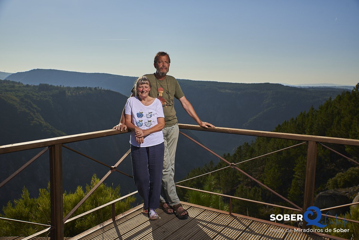 ConcellodeSober's tweet photo. Hoxe presentamos a Bárbara e Martin, propietarios da Casa das Flores situada en Mer (Proendos)  e aos seus dous colaboradores. Este aloxamento componse de casiñas antigas, construídas en pedra e madeira.

📍 Miradoiro de Cadeiras.

Fotos de Emilio Romanos. https://t.co/ypRtbsy3lo