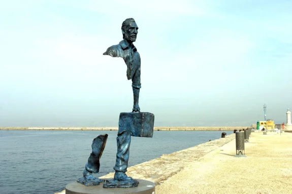 SimonPerera's tweet photo. Acabo de descubrir esta serie de esculturas "Los viajeros" de Bruno Catalano, sobre el "vacío" que deja la migración, y te dejan un poco rotillo, la verdad. https://t.co/4MLL1f4cZV