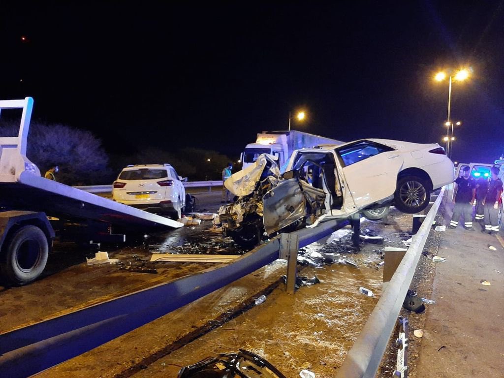 بسبب خروجه ( مخموراً ) قضى على عائلة بريئة وصادر أرواحهم، النتيجة أعمق من ذلك، ولن تقف عند موت العائلة، حيث من بينهم طفل مصاب، فإما أن يموت متأثراً بإصابته، أو يبقى في هلع وحزن شديدين حتى النهاية، بينما الأوجاع وألم الحسرة والفراق على بقية أفراد العائلة والمقربين والأصدقاء !!