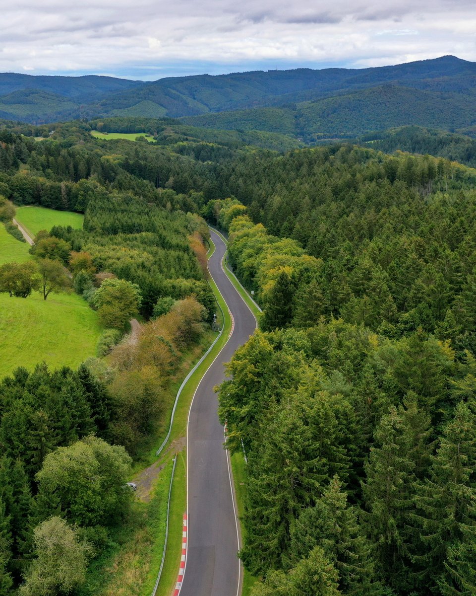 nuerburgring's tweet image. Raceday!
📺 #NuerburgringLS 8 Livestream:
➡ youtu.be/reanrN1Z5VE
📻 Radio Nürburgring:
➡ rpr1.de/webradio/radio…