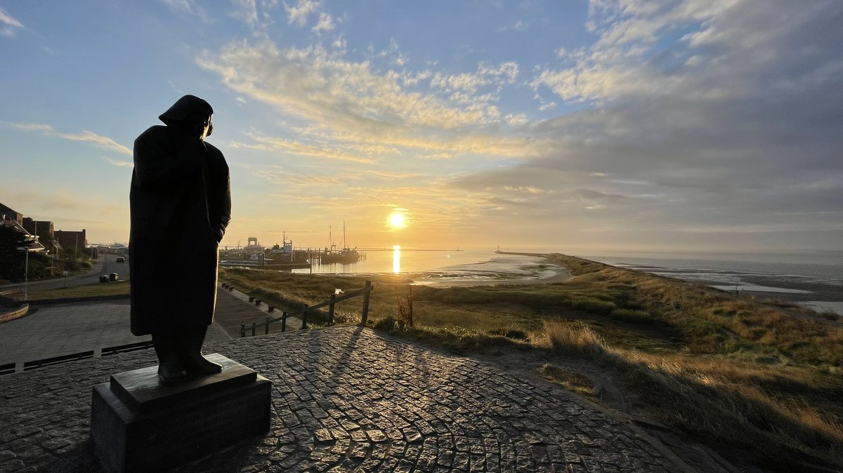 helgavanleur's tweet photo. Jippie! Een goed begin is het halve werk ☀️ 👍
Vandaag weer voor #CleanUpXL mee met afvalruimers. Dit keer langs het strand resten van menselijke ‘beschaving’ uit de natuur halen. Kunnen we allemaal elke dag, natuurlijk. 😎
#terschelling https://t.co/lczBxprVk9